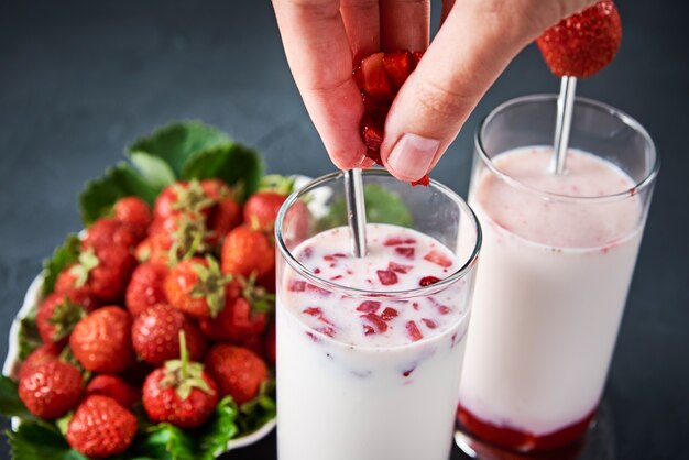 Erdbeermilch-Smoothie im Glas mit Strohhalm