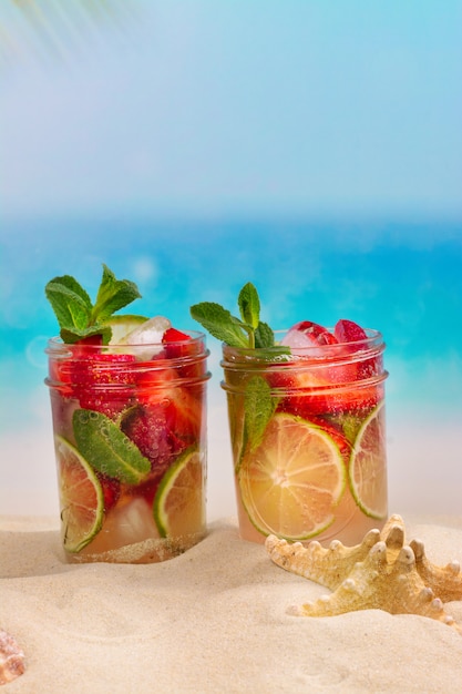 Erdbeermojito auf sandigem Strand des Sommers