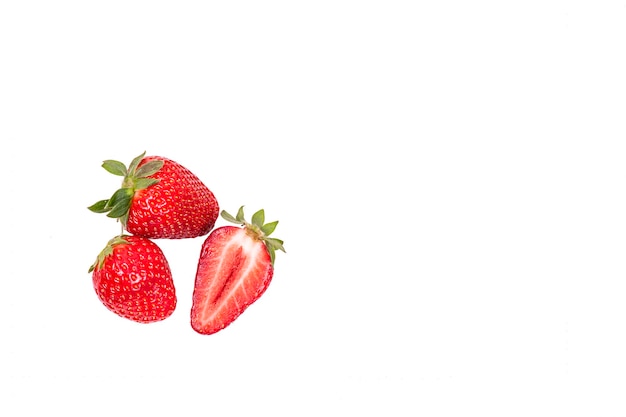Erdbeernahaufnahme auf einem weißen Hintergrund