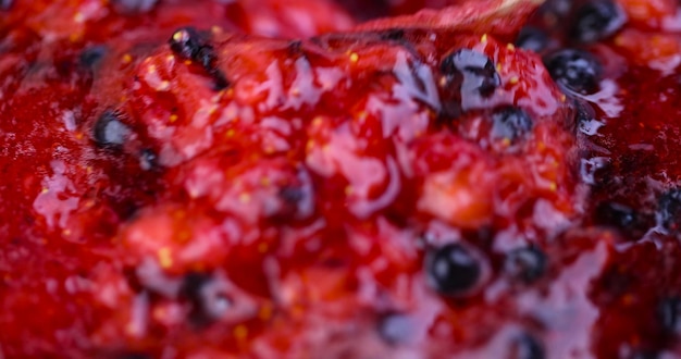 Erdbeerpüree aus frischen roten Erdbeeren und Blaubeeren