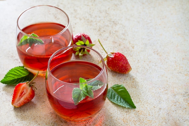 Erdbeersaft mit Kopierraum auf braunem Stein