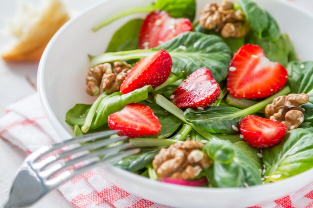 Erdbeersalat in der weißen Schüssel