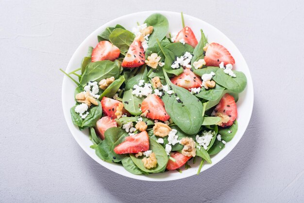 Erdbeersalat mit Spinatkäse und Walnuss. Gesunde Ernährung