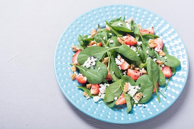 Erdbeersalat mit Spinatkäse und Walnuss. Gesunde Ernährung