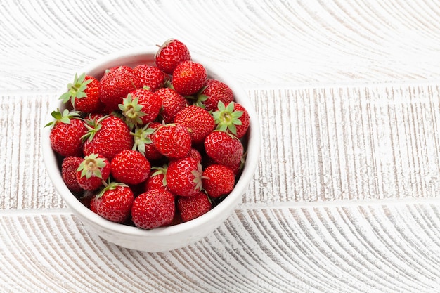 Erdbeerschale mit reifen Gartenbeeren