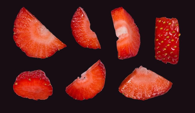 Erdbeerscheiben auf schwarzem Hintergrund isoliert