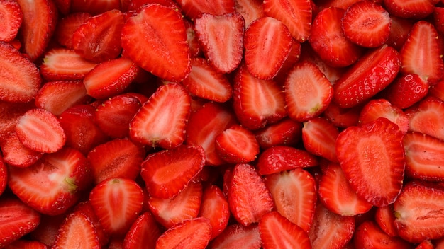 Erdbeerscheiben. Makro mit frischen Beeren. Fruchthintergrund. Draufsicht.