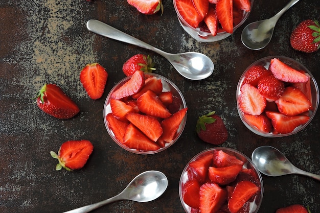 Erdbeersommerdesserts mit griechischem Joghurt und Chia.