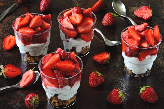 Erdbeersommerdesserts mit griechischem Joghurt und Chia.