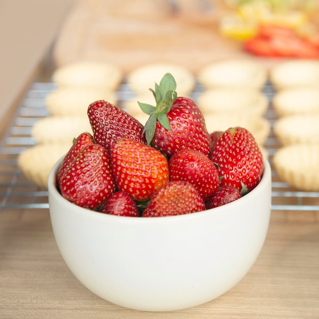 Foto erdbeerzutat für hausgemachte dessertfruchttorte.