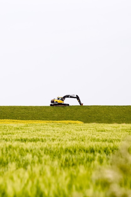 Erdbewegung auf grasbewachsenem Feld gegen klaren Himmel