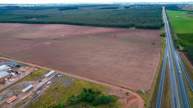 Erde von einer Plantagenfarm in So Paulo, Brasilien. Beginn der Plantage