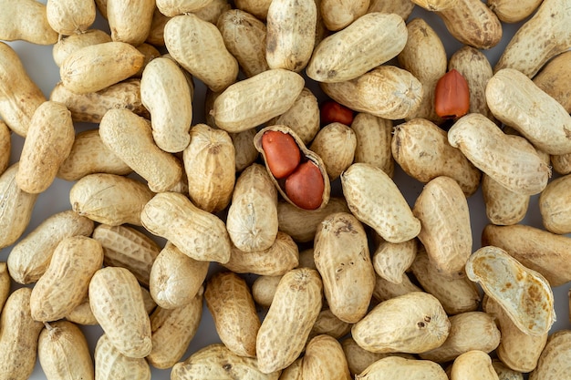 Erdnüsse auf weißem Hintergrund