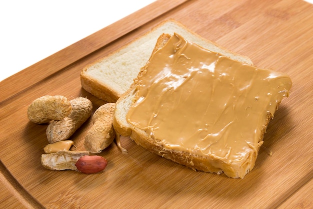 Erdnussbutter auf Brot mit Erdnüssen