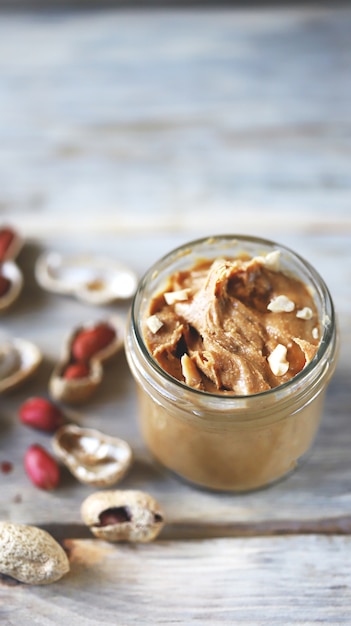 Erdnussbutter in einem Glas.