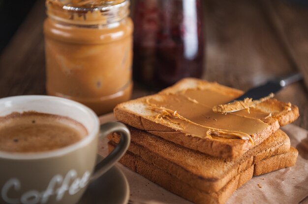 Erdnussbutter mit Marmelade und rustikalem Teig. Erdnussbutter und Marmelade