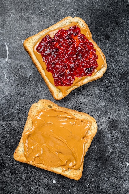 Erdnussbutter und Gelee auf Weißbrot