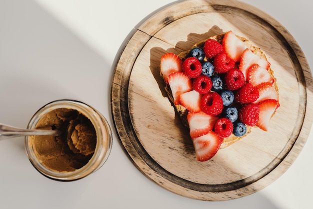 Erdnussbuttertoast mit Erdbeer-Himbeere und Blaubeere