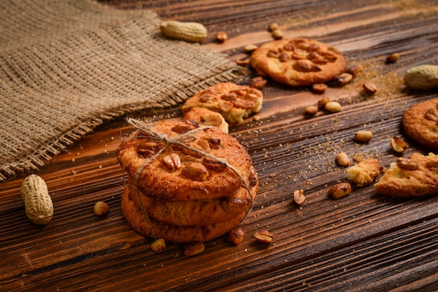 Erdnussplätzchen auf Holztisch mit Zucker.