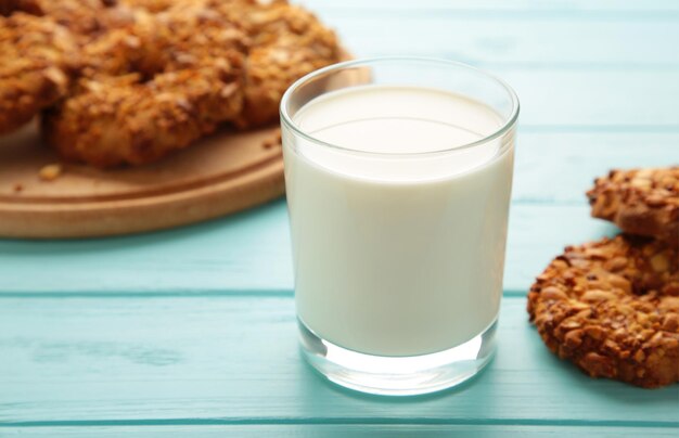 Erdnussplätzchen mit Milch auf blauem Holzhintergrund. Bäckereiprodukte.