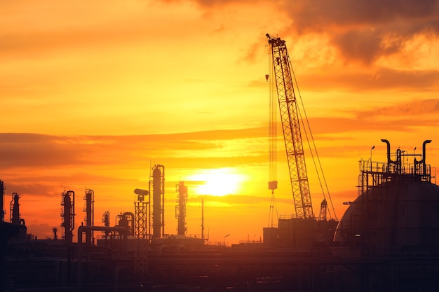 Erdölindustrieanlage mit Sonnenunterganghimmel, Schattenbildbild der petrochemischen Industrieanlage