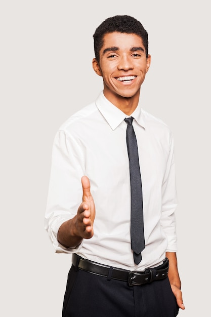 ¡Eres bienvenido en nuestra empresa! Retrato de alegre joven afroamericano en ropa formal