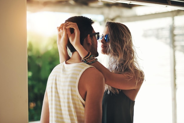 Eres mi única toma recortada de una joven pareja cariñosa compartiendo un momento íntimo afuera en su balcón