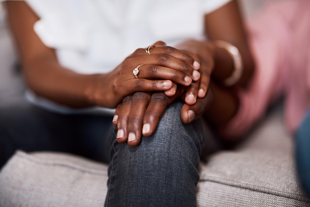 Eres todo lo que necesitaré Captura recortada de una pareja irreconocible tomados de la mano mientras están sentados juntos