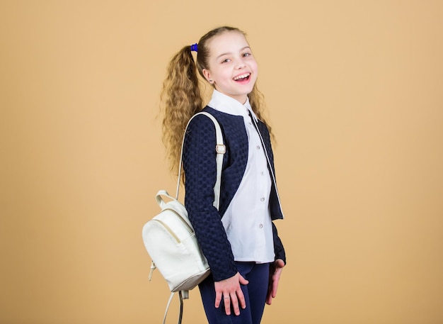 Erfahren Sie, wie der Rucksack richtig passt Mädchen kleine modische Süße Rucksack tragen Beliebtes nützliches Modeaccessoire Schulmädchen mit kleinem Lederrucksack Tragetasche bequem Stilvoller Mini-Rucksack