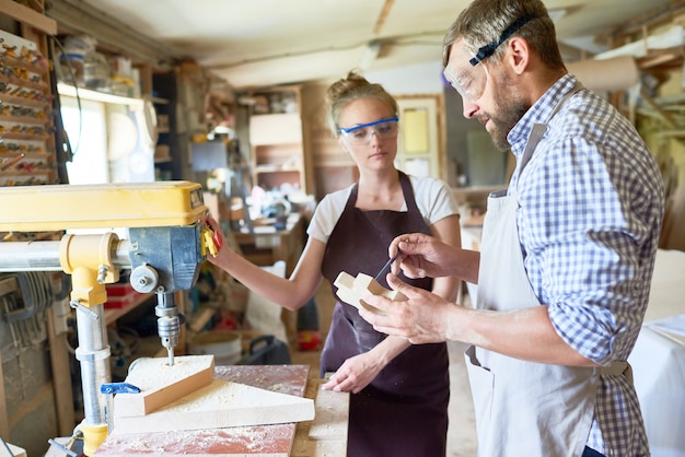 Erfahrene Tischler, die mit Holz arbeiten