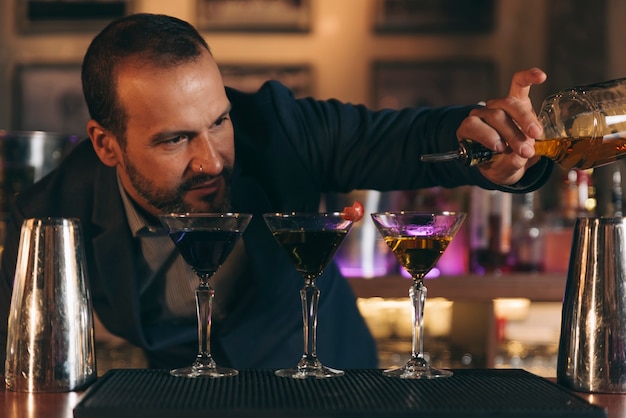 Erfahrener Barmann macht Cocktail im Nachtclub.