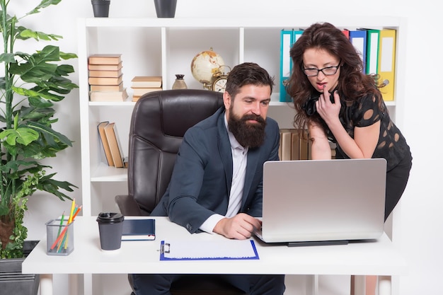 Erfahrungsaustausch Mann und elegante Frau Chef Manager Direktor Unternehmensstrategie Rechtsberater Büromeeting Finanzabteilung Bürosekretär Geschäftspaar arbeiten Paar im Büro