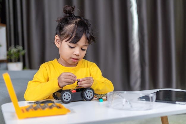 Erfinderisches Kind baut Roboterautos zu Hause