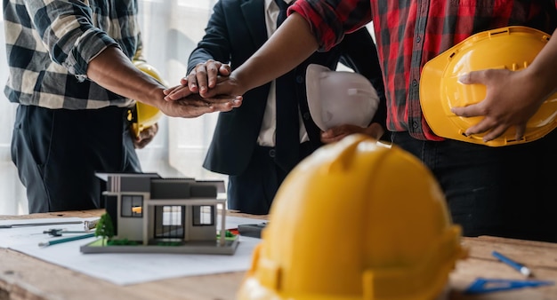 Foto erfolg der gruppe ingenieur vorarbeiter in und das stecken ihrer hände zusammen unterstützung in der teamarbeit