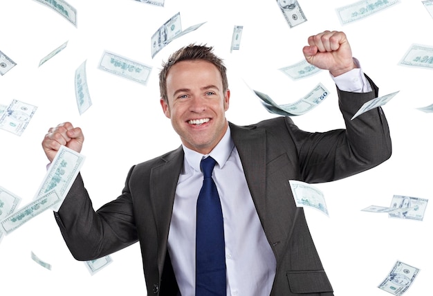 Erfolg feiern Abgeschnittenes Porträt eines Geschäftsmannes, der jubelt, während Geld vor einem weißen Hintergrund herunterregnet
