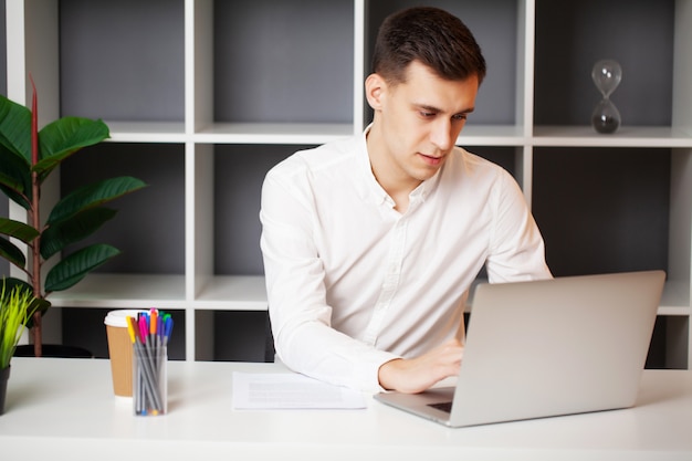 Erfolg Geschäftsmann, der im Büro am Computer arbeitet