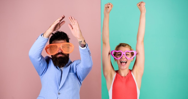 Erfolge feiern. Büroparty. Beste Freundesbeziehungen. Hipster-Partybrille für Kerl und Mädchen. bärtiger Mann mit hübscher Frau. Freundschaft. lass uns gemeinsam feiern. Partyspaß. verliebtes Pärchen.