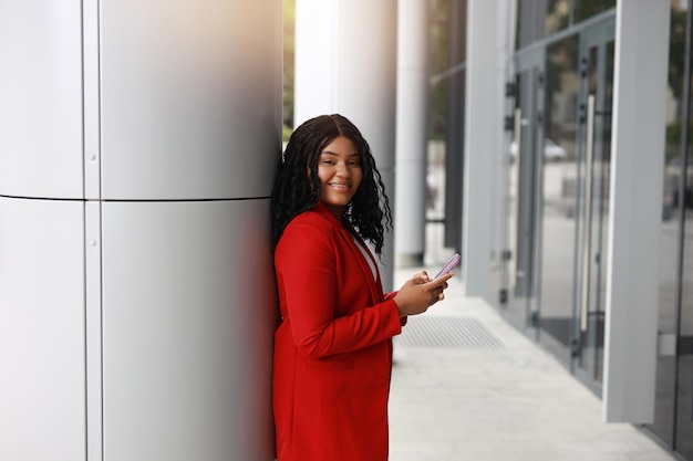 Erfolgreiche afrikanische Geschäftsfrau mit Mobiltelefon