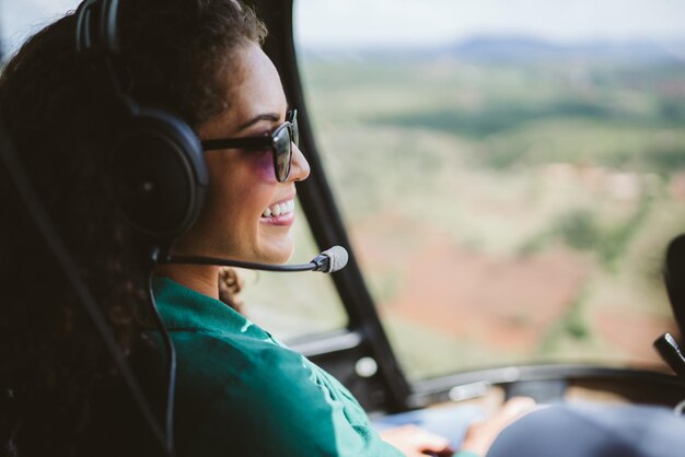 Erfolgreiche, elegante, junge lateinische Frau im Hubschrauber. Luxus-Lifestyle-Konzept