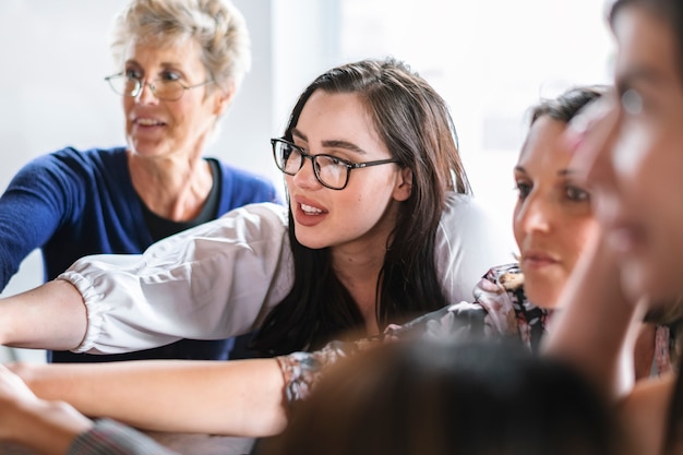 Foto erfolgreiche frauen, die ihre hände in einem meeting stapeln