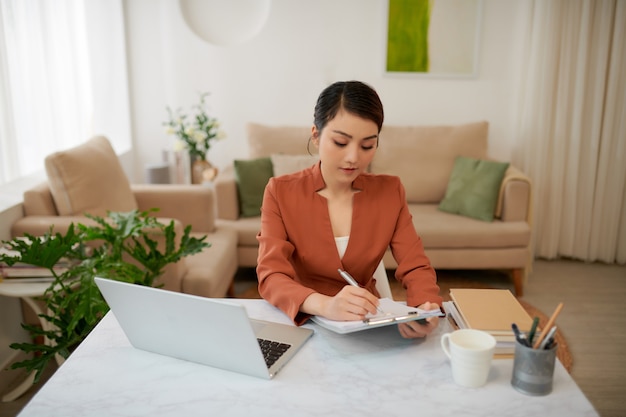 Erfolgreiche Geschäftsfrau, die im Büro arbeitet