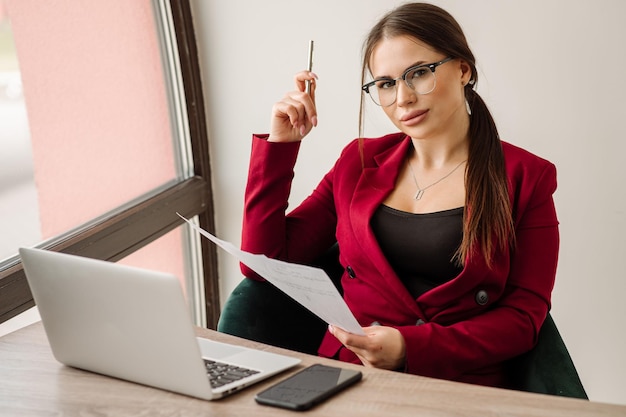 Erfolgreiche Geschäftsfrau, die mit Laptop im Büro arbeitet