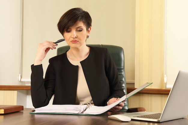 Erfolgreiche Geschäftsfrau im Büro