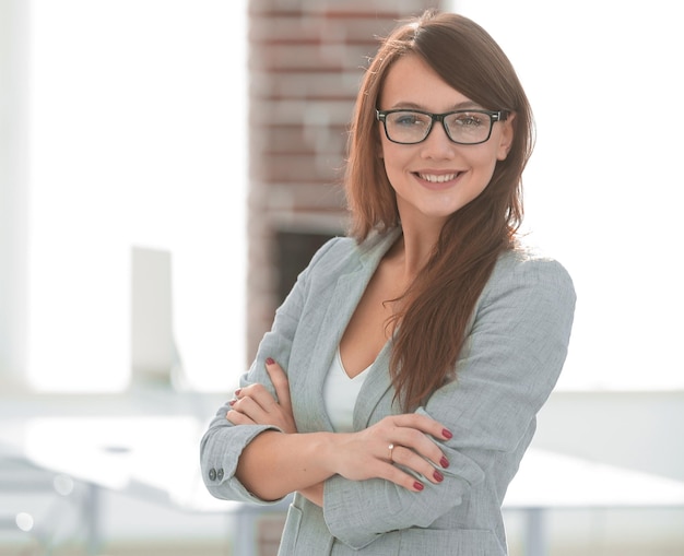 Erfolgreiche Geschäftsfrau im Bürofoto mit Kopienraum