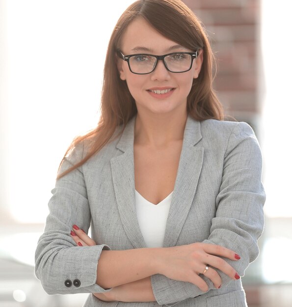 Erfolgreiche Geschäftsfrau im Bürofoto mit Kopienraum