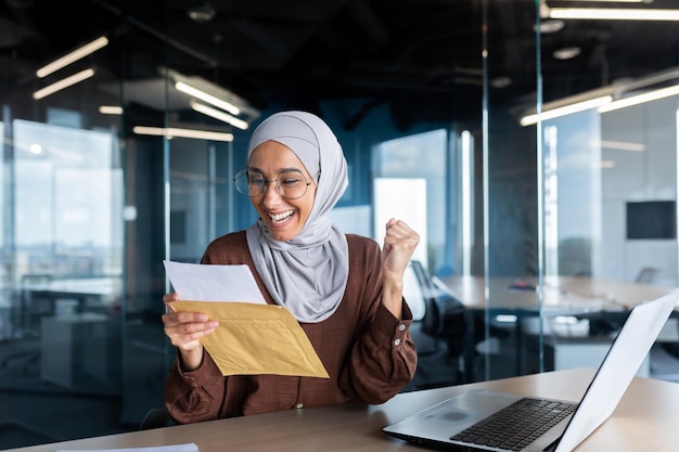 Erfolgreiche Geschäftsfrau im Hijab, die den Sieg und die erfolgreiche Errungenschaft der muslimischen Frau im Inneren feiert