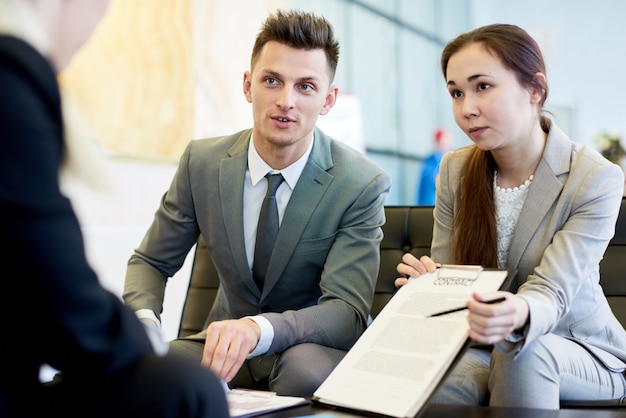 Erfolgreiche Geschäftsleute im Meeting