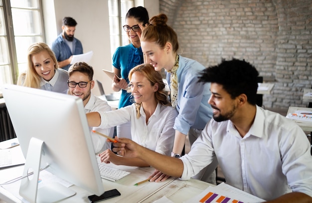 Erfolgreiche glückliche Gruppe von Studenten, die während der Präsentation Software-Engineering und Business lernen