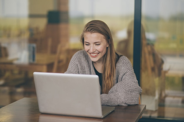 Erfolgreiche grapic Designerin, die Tutorial über kreative Ideen am Laptop beobachtet