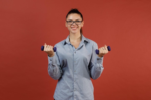 Erfolgreiche junge moderne Geschäftsfrau, die sich während der Arbeit im Büro aufwärmt Geschäftsarbeitsfrau und Sport-Fitness-Workout-Übungskonzept